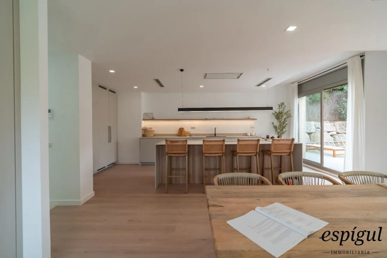 Espectacular casa reformada, amb acabats de qualitat, disseny modern i boniques vistes.