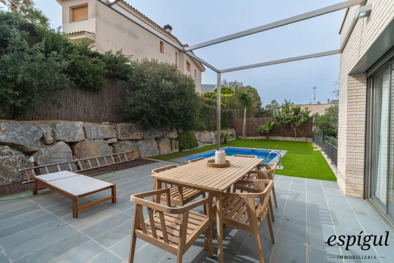 Espectacular casa reformada, amb acabats de qualitat, disseny modern i boniques vistes.