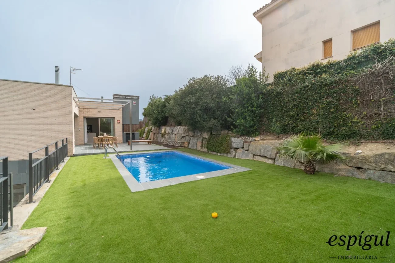 Espectacular casa reformada, amb acabats de qualitat, disseny modern i boniques vistes.