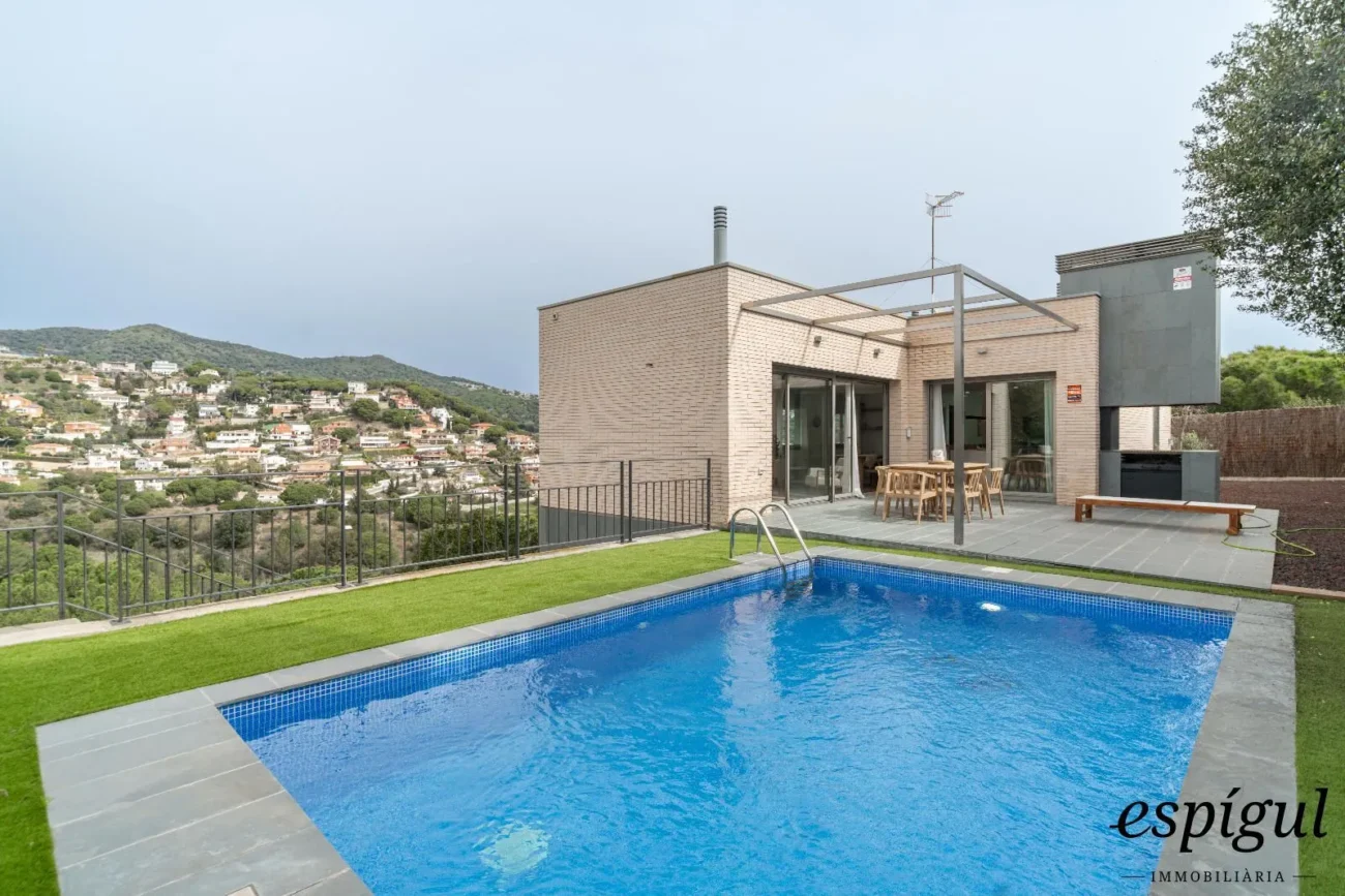 Spectaculaire maison rénovée avec des finitions de qualité, un design moderne et de belles vues.