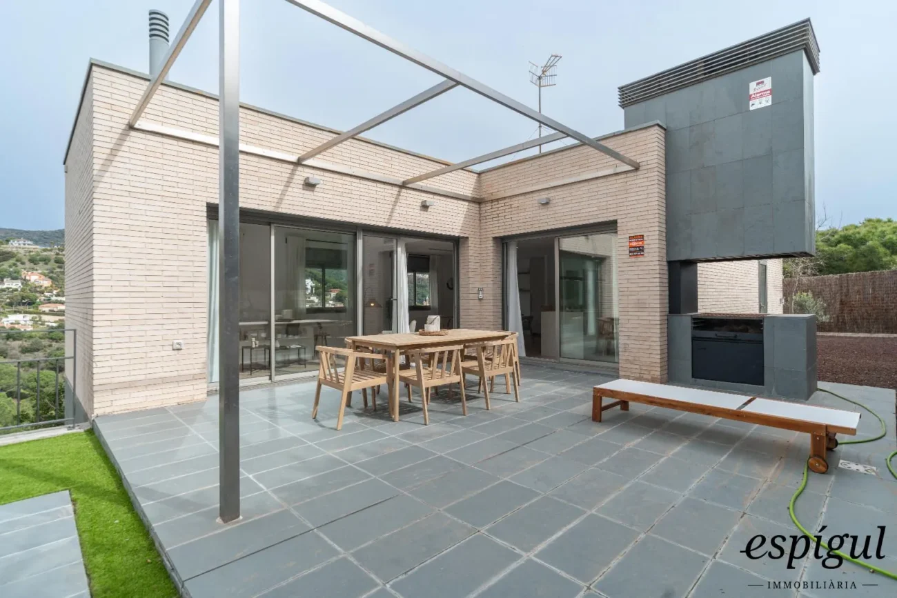 Spectaculaire maison rénovée avec des finitions de qualité, un design moderne et de belles vues.