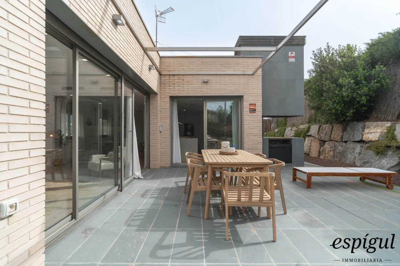 Espectacular casa reformada, amb acabats de qualitat, disseny modern i boniques vistes.