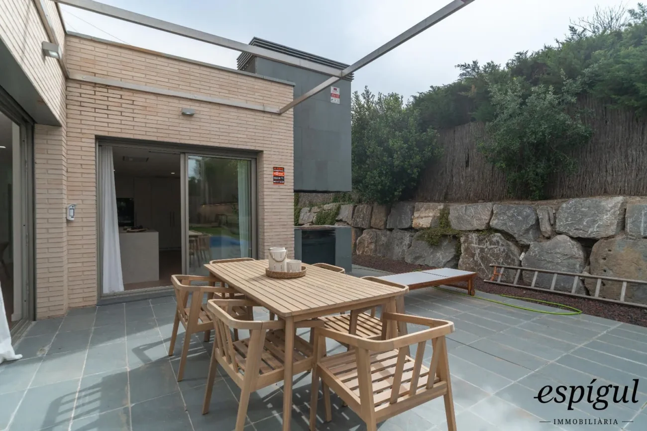 Espectacular casa reformada, amb acabats de qualitat, disseny modern i boniques vistes.