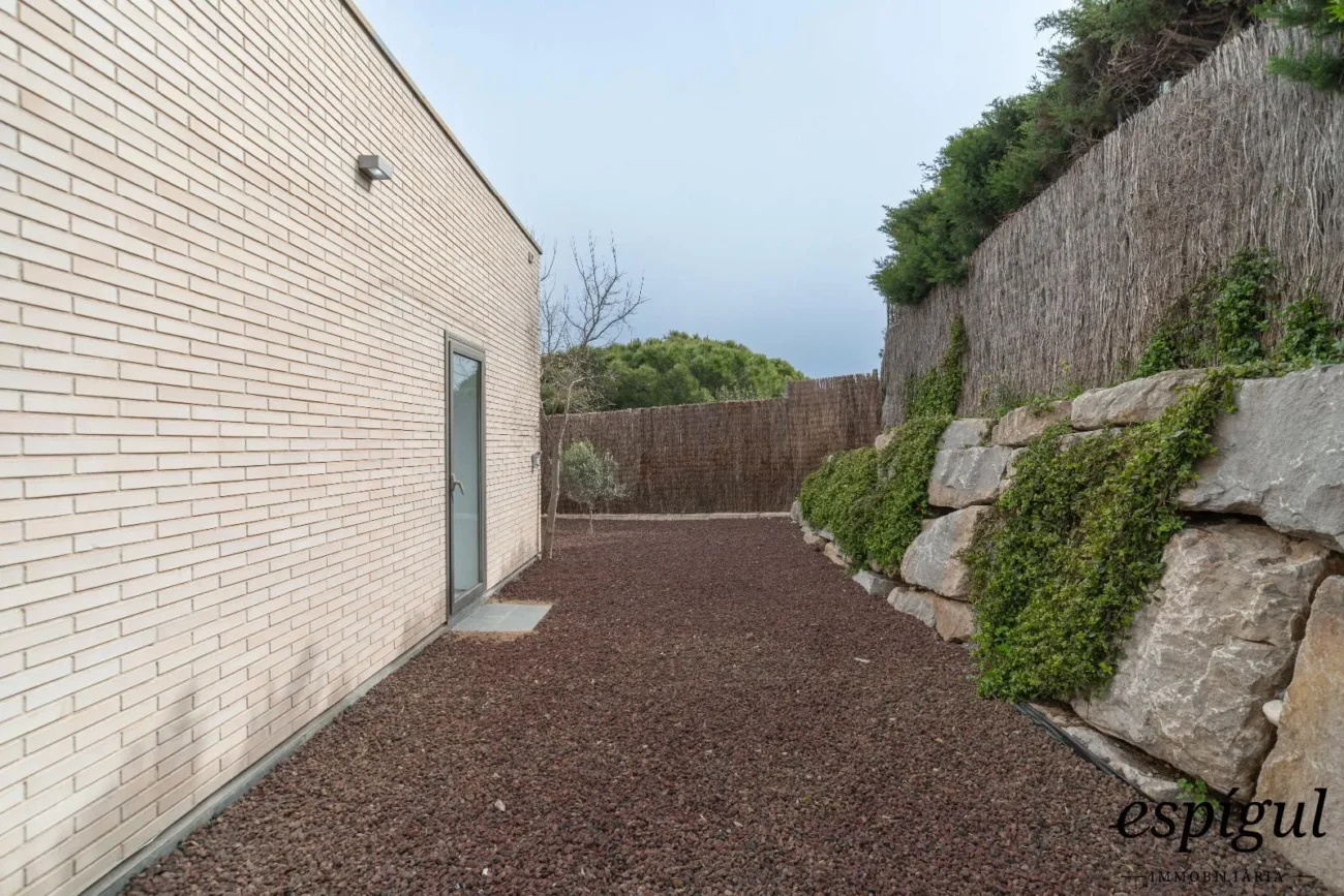 Espectacular casa reformada, amb acabats de qualitat, disseny modern i boniques vistes.