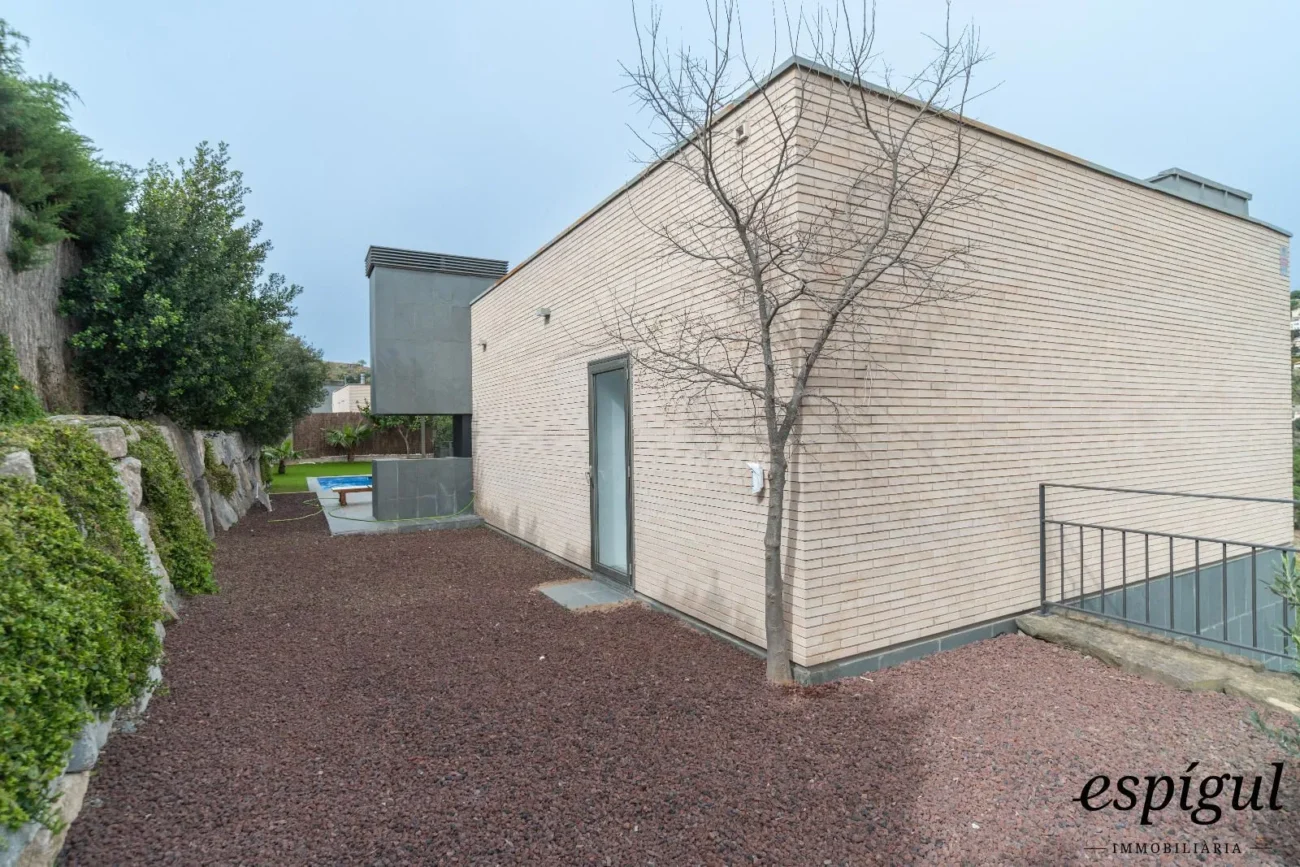 Espectacular casa reformada, amb acabats de qualitat, disseny modern i boniques vistes.