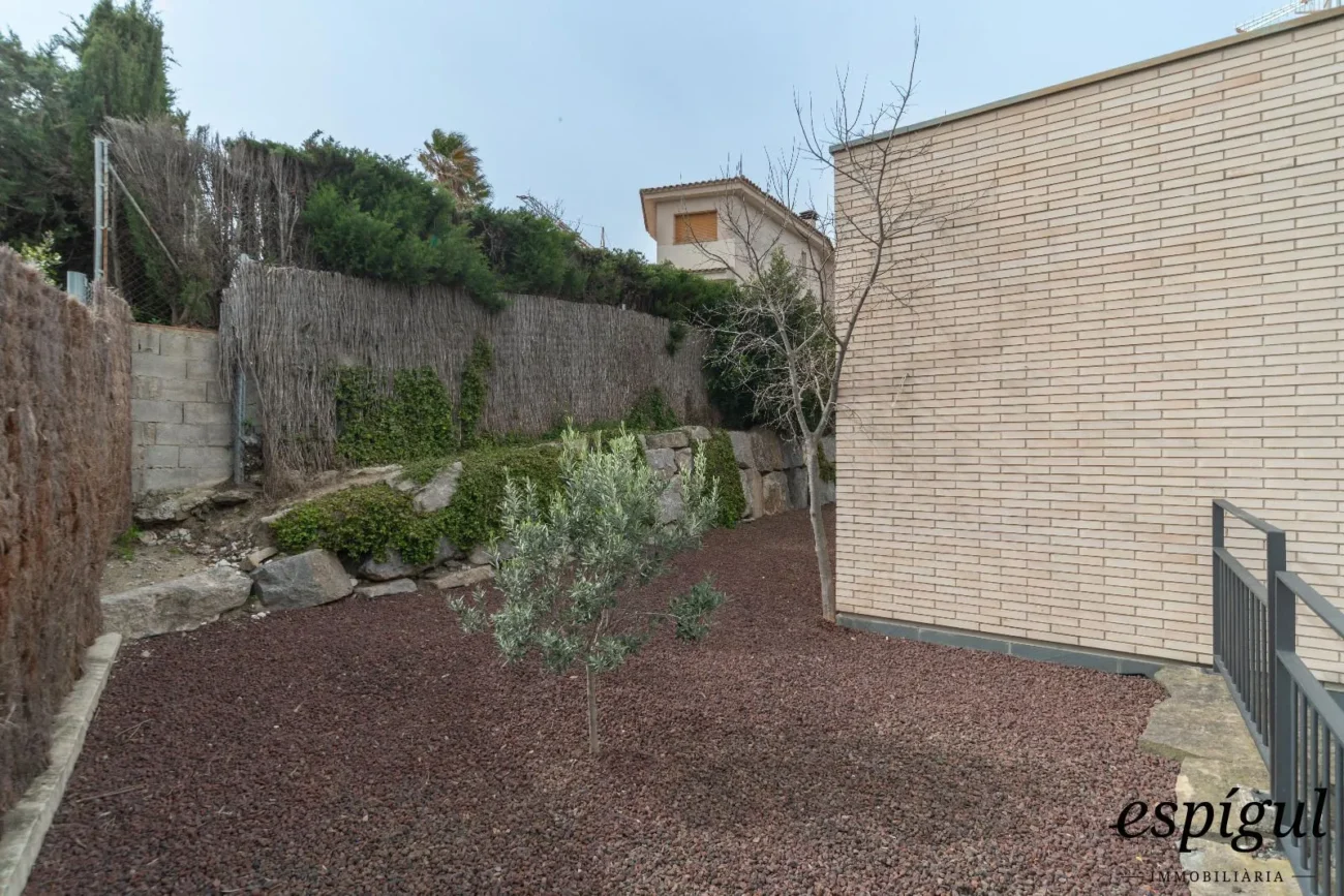 Espectacular casa reformada, amb acabats de qualitat, disseny modern i boniques vistes.