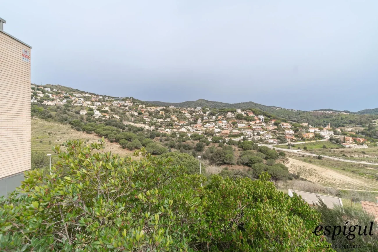 Espectacular casa reformada, amb acabats de qualitat, disseny modern i boniques vistes.