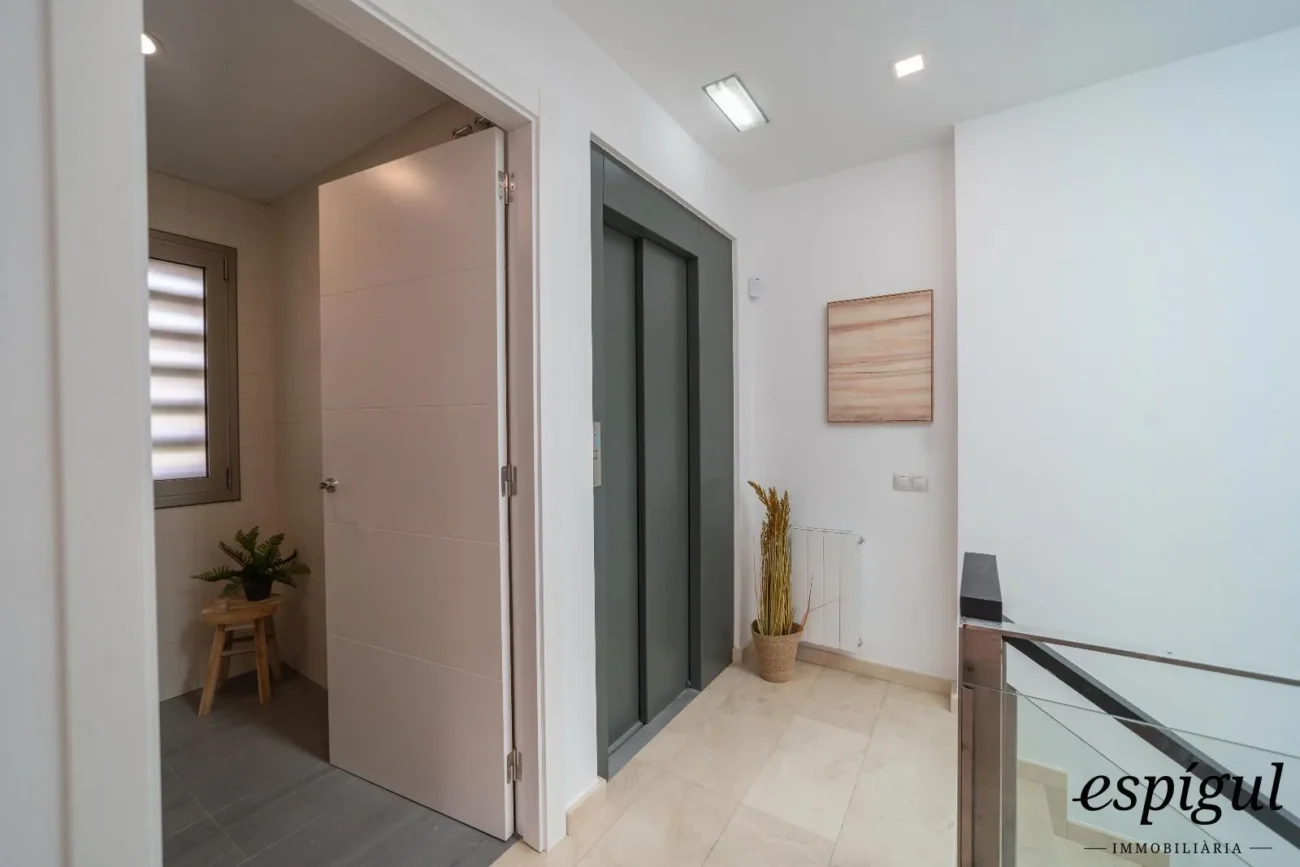 Espectacular casa reformada, amb acabats de qualitat, disseny modern i boniques vistes.