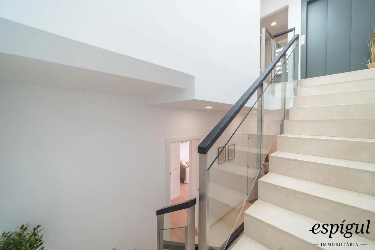 Espectacular casa reformada, amb acabats de qualitat, disseny modern i boniques vistes.