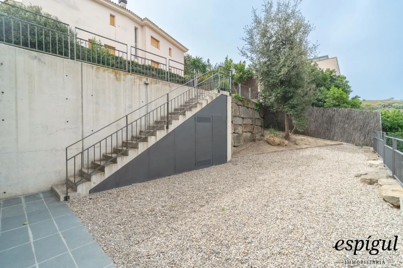 Espectacular casa reformada, amb acabats de qualitat, disseny modern i boniques vistes.