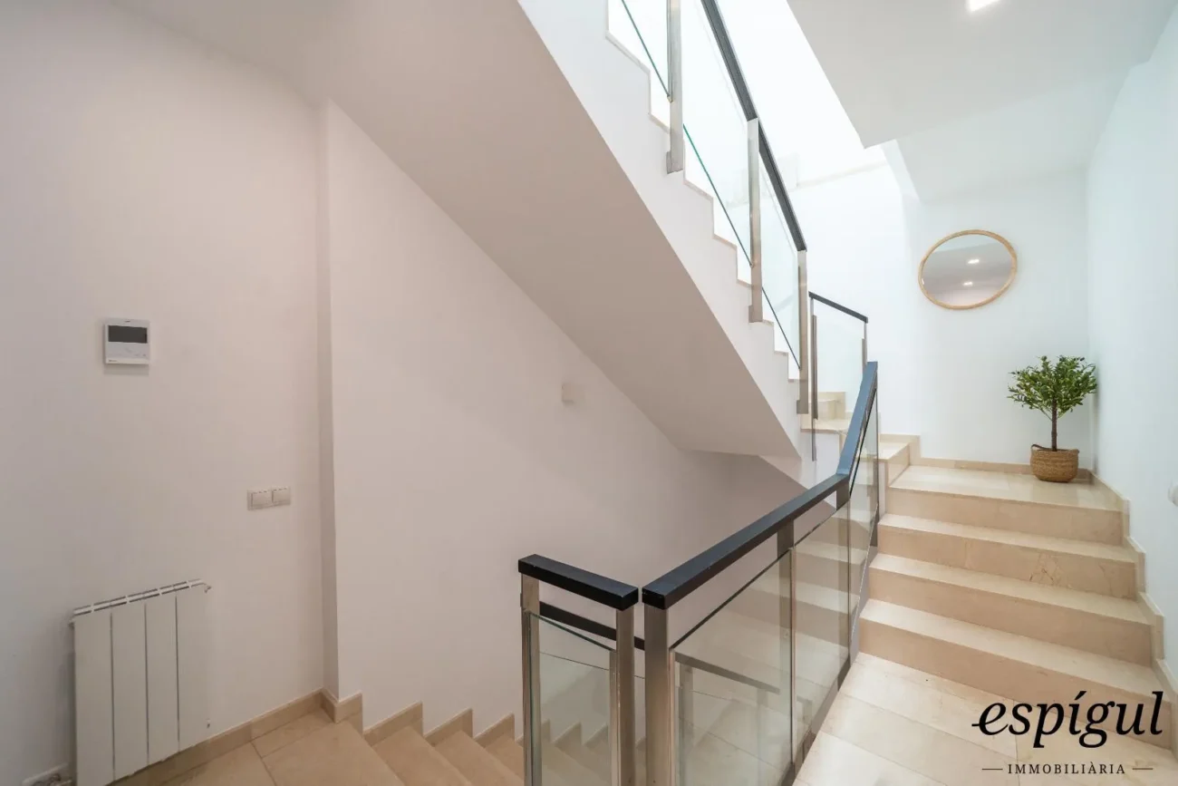 Espectacular casa reformada, amb acabats de qualitat, disseny modern i boniques vistes.