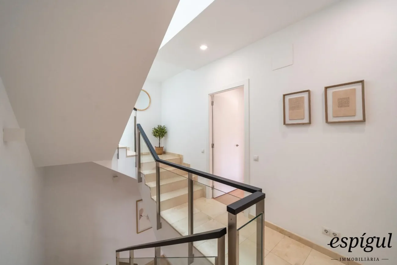 Espectacular casa reformada, amb acabats de qualitat, disseny modern i boniques vistes.