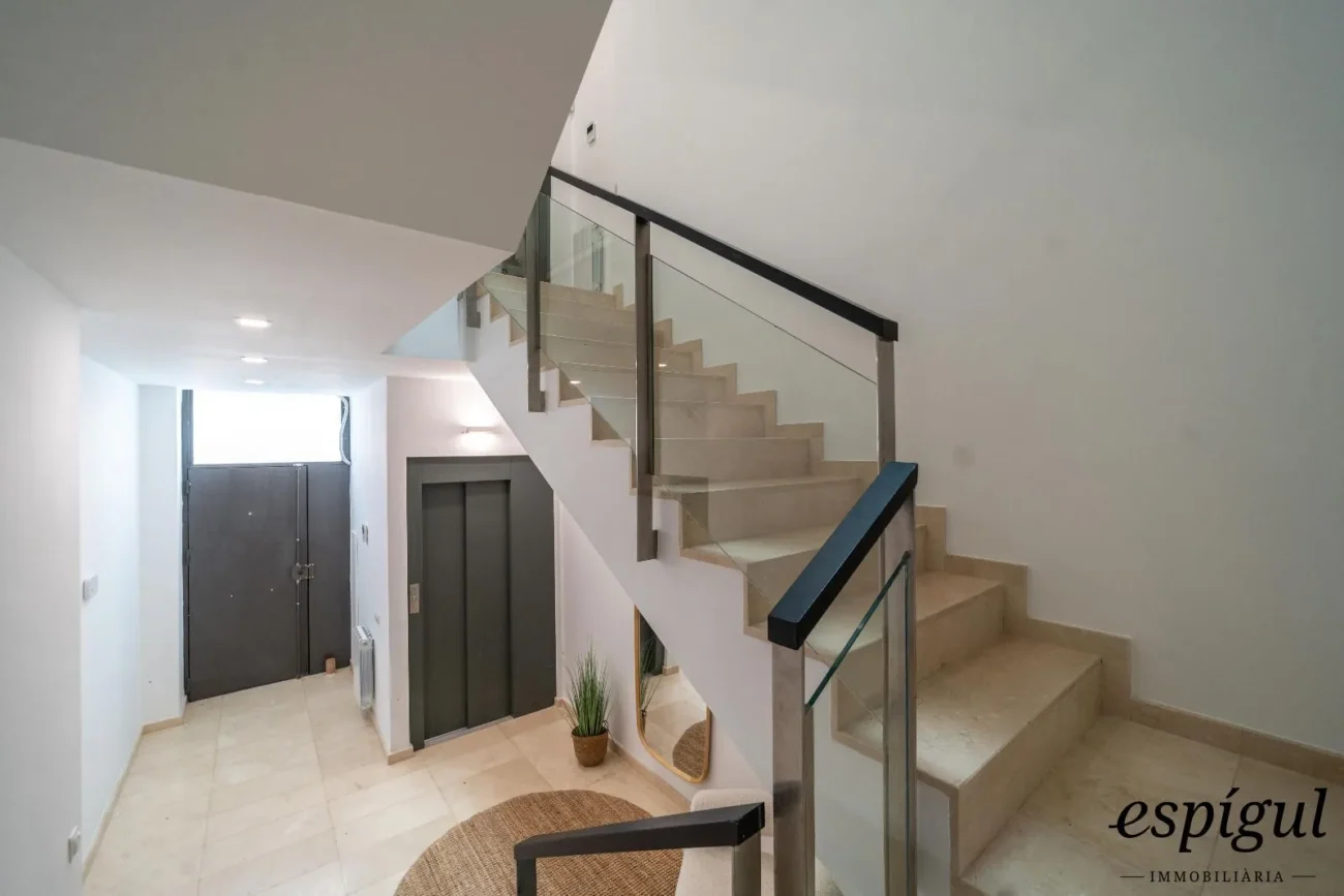 Espectacular casa reformada, amb acabats de qualitat, disseny modern i boniques vistes.