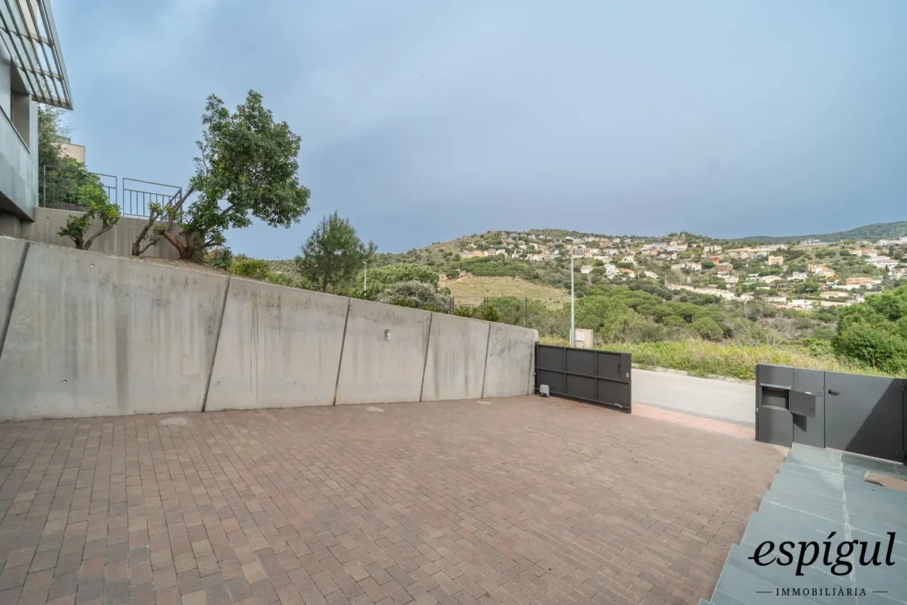 Espectacular casa reformada, amb acabats de qualitat, disseny modern i boniques vistes.