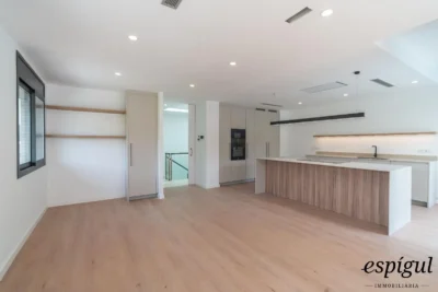 Spectaculaire maison à Alella, entièrement rénovée en 2025, avec ascenseur et piscine.