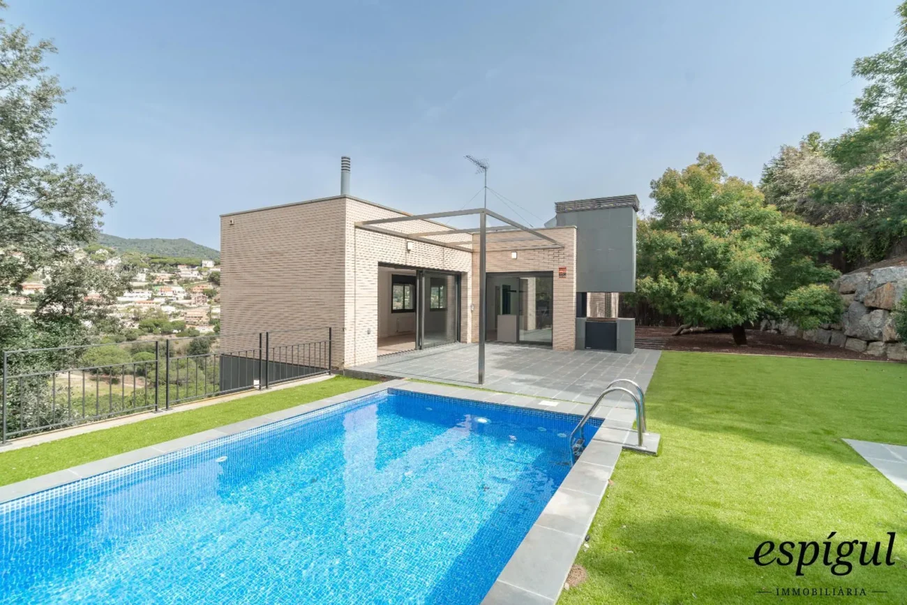 Spectacular house in Alella, totally updated in 2025, with elevator and swimming pool.