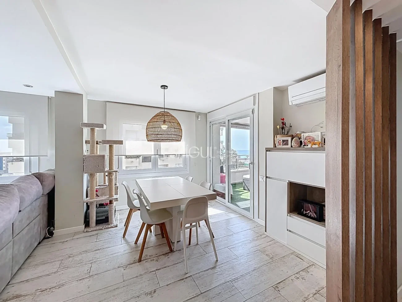 Appartement rénové avec terrasse, vue sur la mer, piscine et place de parking à La Xinesca