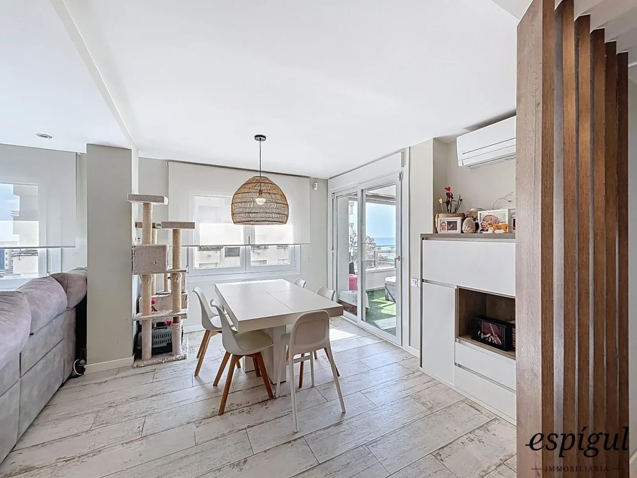 Bright refurbished apartment with terrace, sea views, pool and parking space in La Xinesca