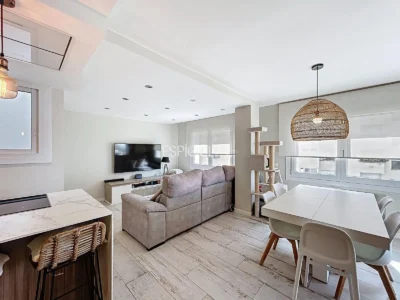 Appartement rénové avec terrasse, vue sur la mer, piscine et place de parking à La Xinesca