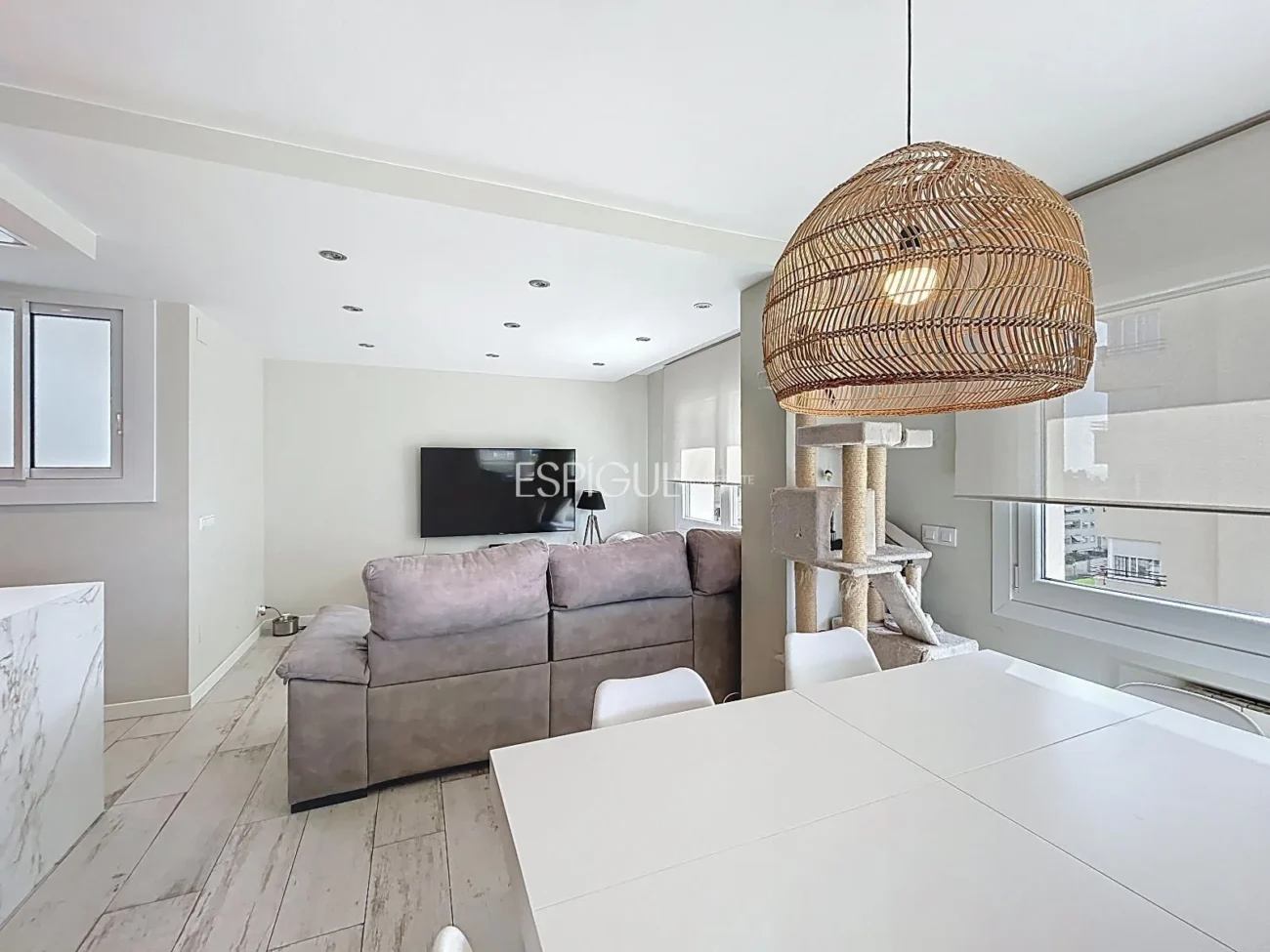 Appartement rénové avec terrasse, vue sur la mer, piscine et place de parking à La Xinesca