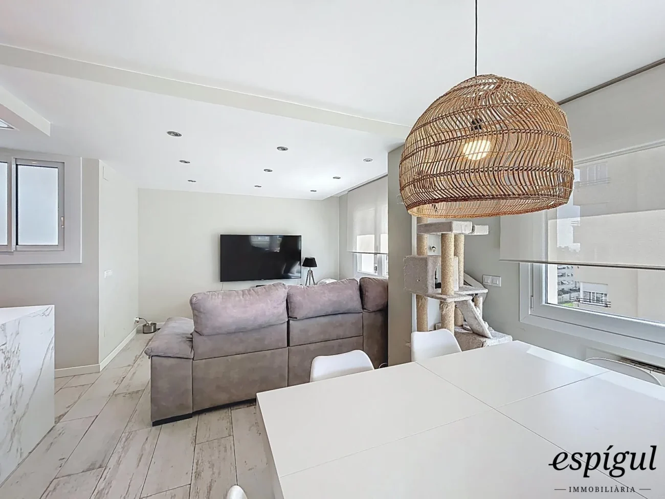 Bright refurbished apartment with terrace, sea views, pool and parking space in La Xinesca
