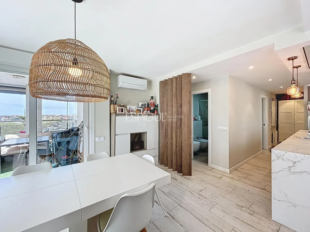 Appartement rénové avec terrasse, vue sur la mer, piscine et place de parking à La Xinesca