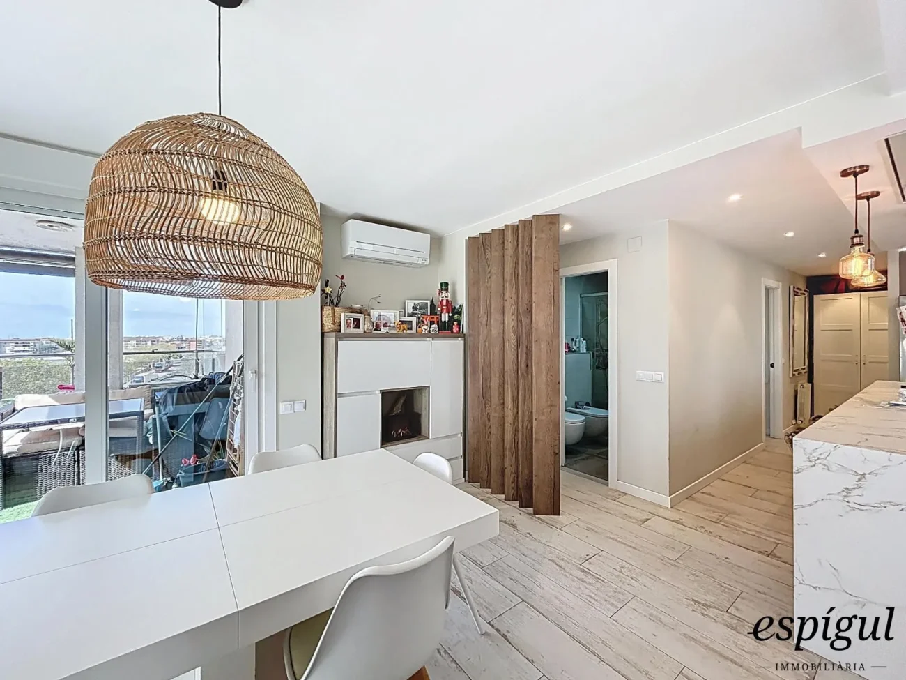 Bright refurbished apartment with terrace, sea views, pool and parking space in La Xinesca