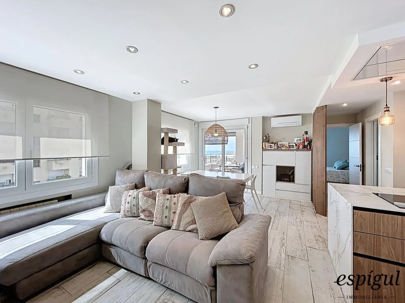 Bright refurbished apartment with terrace, sea views, pool and parking space in La Xinesca
