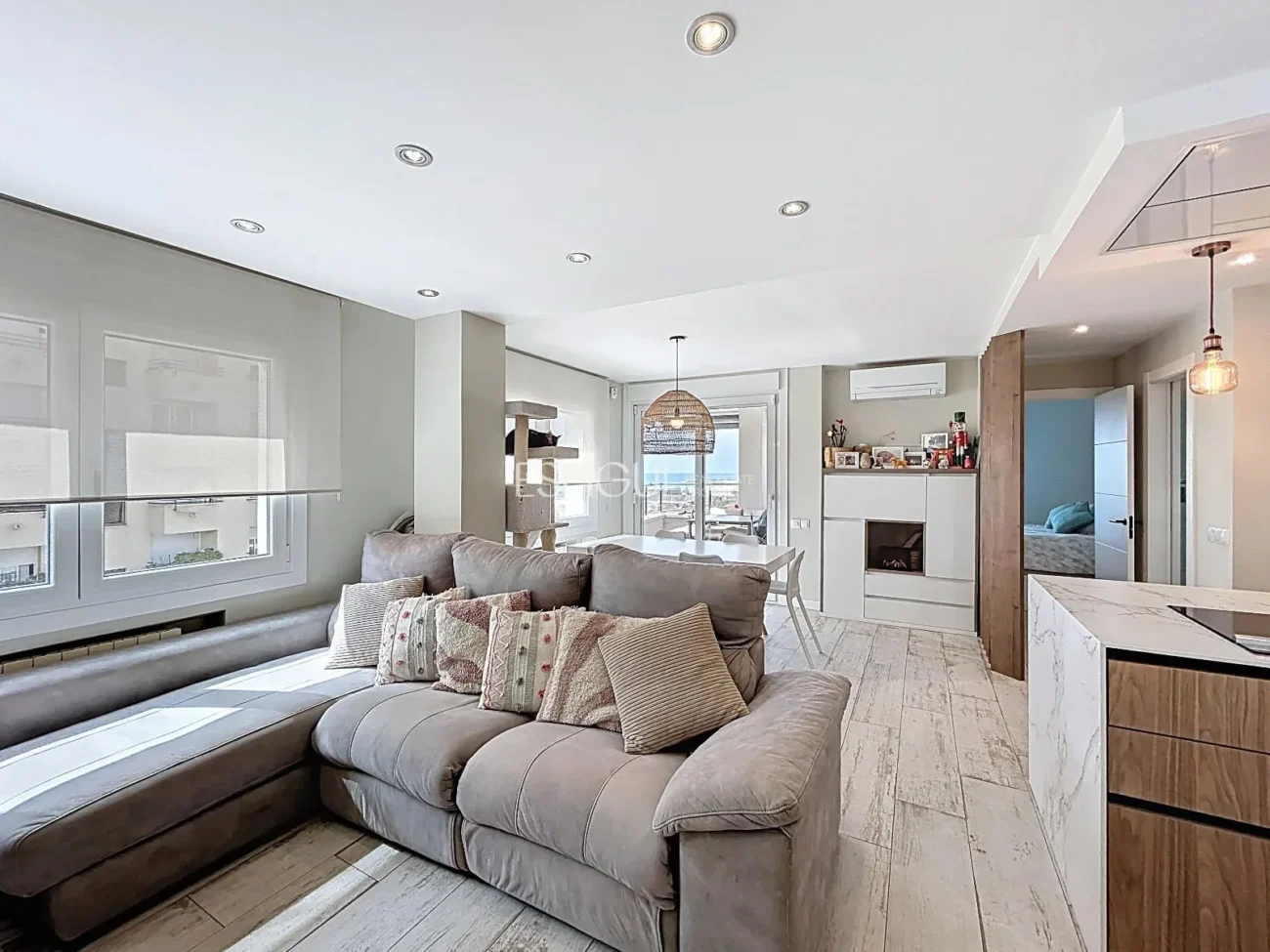 Appartement rénové avec terrasse, vue sur la mer, piscine et place de parking à La Xinesca