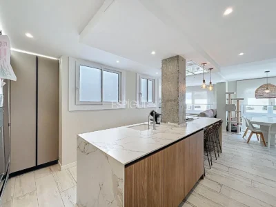 Appartement rénové avec terrasse, vue sur la mer, piscine et place de parking à La Xinesca