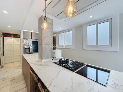 Appartement rénové avec terrasse, vue sur la mer, piscine et place de parking à La Xinesca