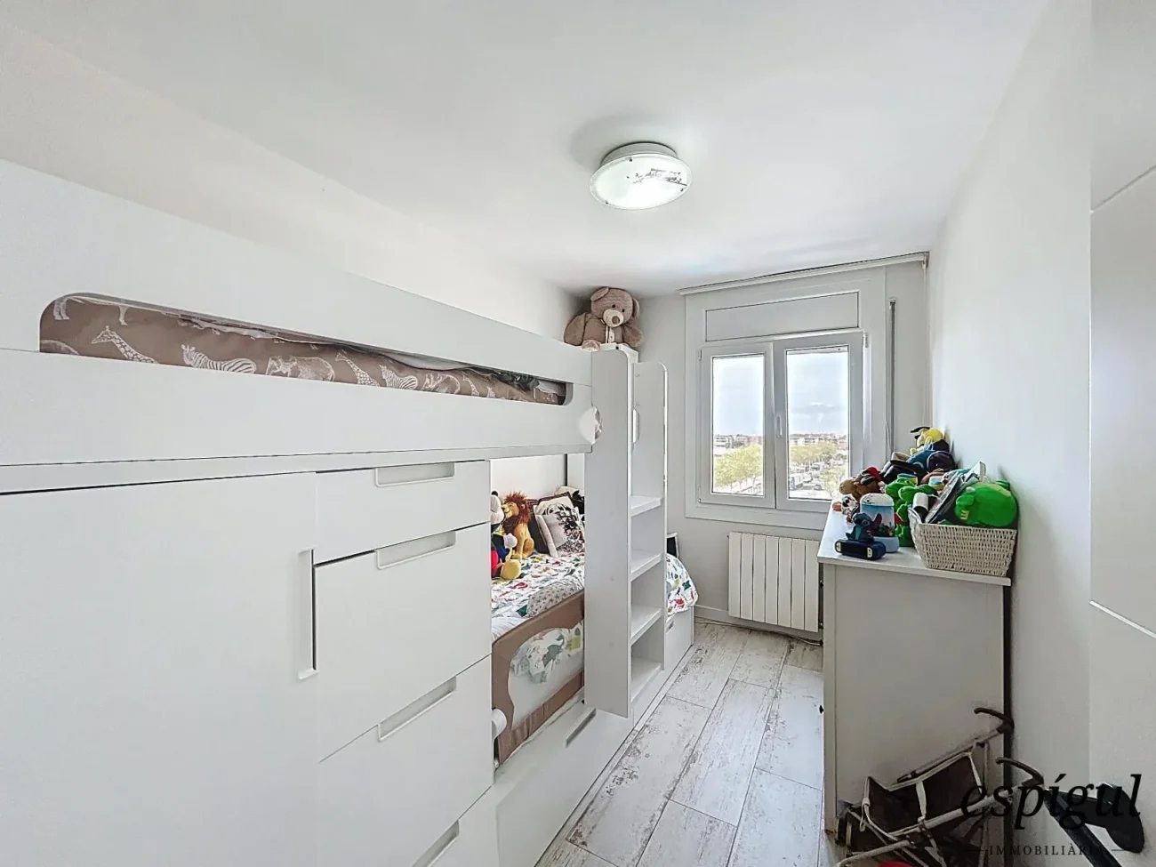 Bright refurbished apartment with terrace, sea views, pool and parking space in La Xinesca