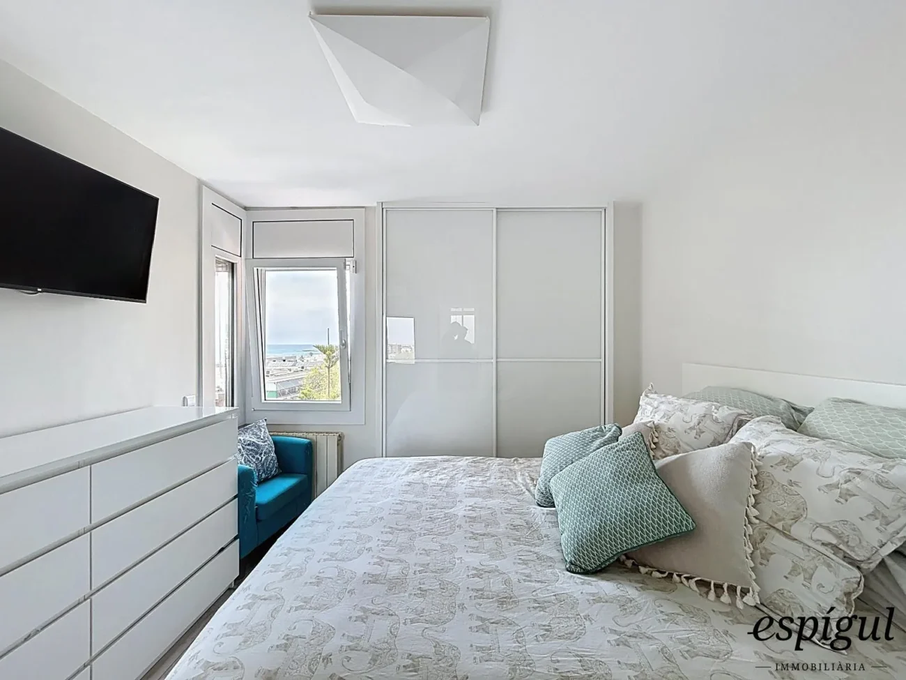 Bright refurbished apartment with terrace, sea views, pool and parking space in La Xinesca