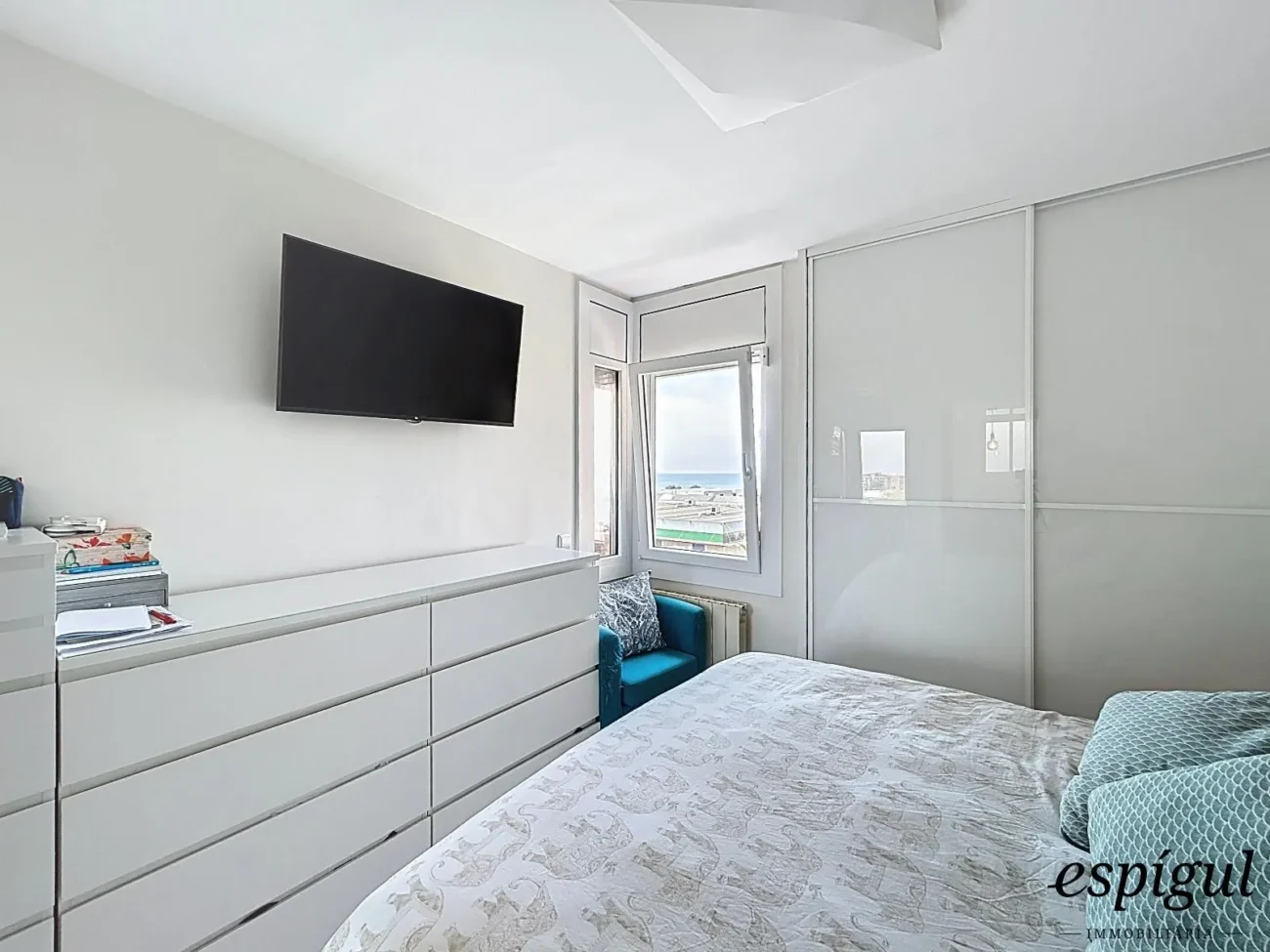 Bright refurbished apartment with terrace, sea views, pool and parking space in La Xinesca
