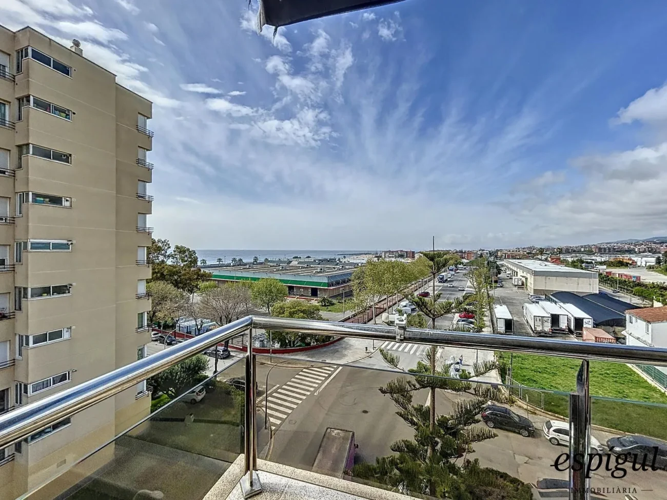 Bright refurbished apartment with terrace, sea views, pool and parking space in La Xinesca