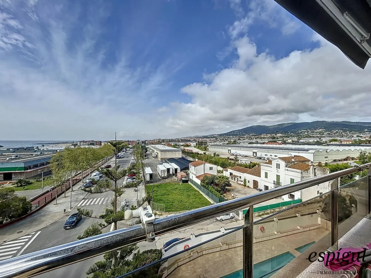 Bright refurbished apartment with terrace, sea views, pool and parking space in La Xinesca
