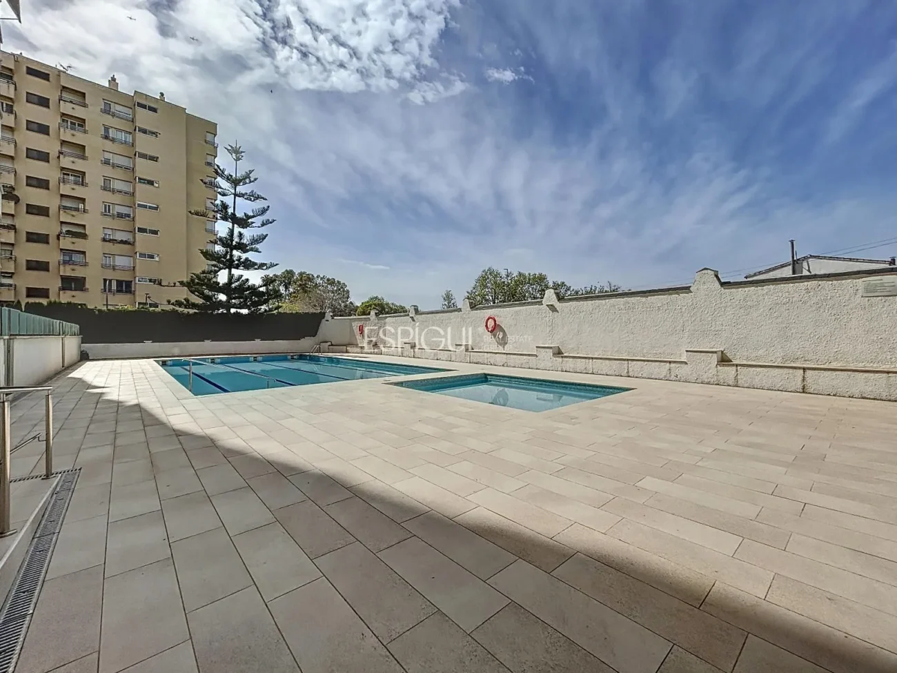 Appartement rénové avec terrasse, vue sur la mer, piscine et place de parking à La Xinesca