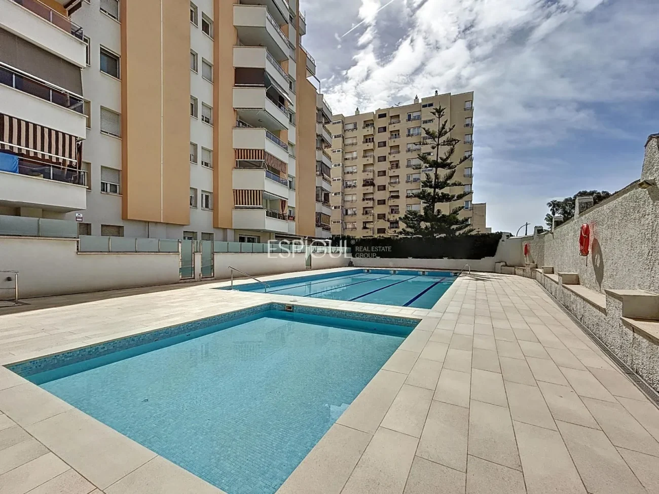 Appartement rénové avec terrasse, vue sur la mer, piscine et place de parking à La Xinesca