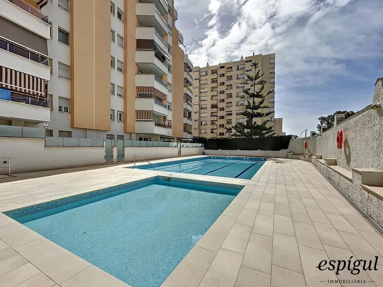 Bright refurbished apartment with terrace, sea views, pool and parking space in La Xinesca