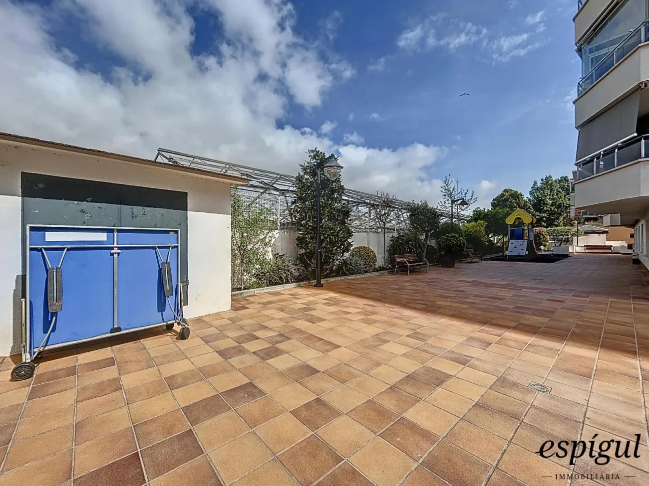 Bright refurbished apartment with terrace, sea views, pool and parking space in La Xinesca