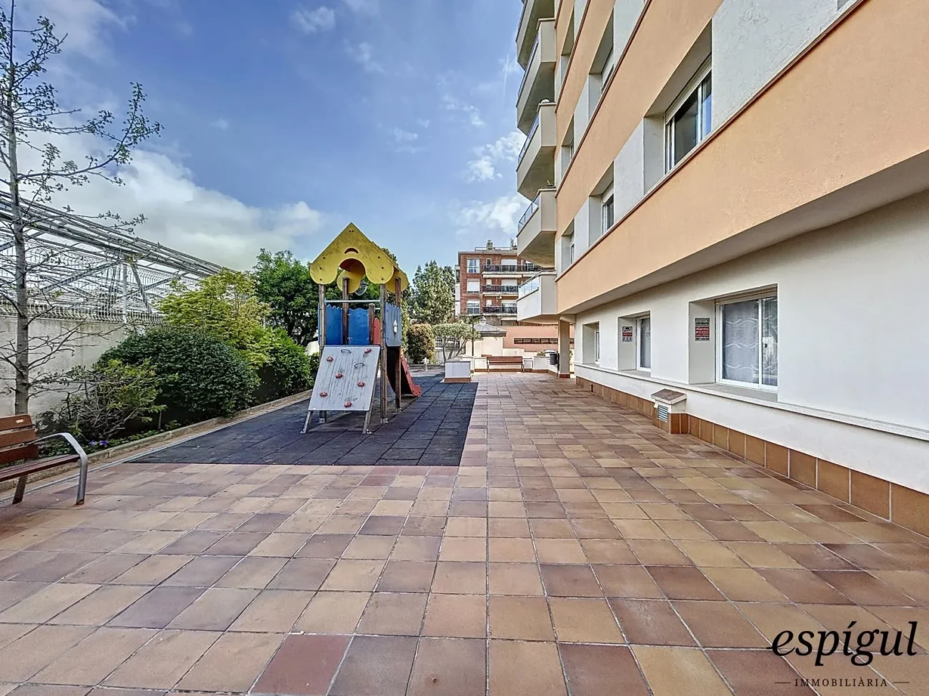 Bright refurbished apartment with terrace, sea views, pool and parking space in La Xinesca