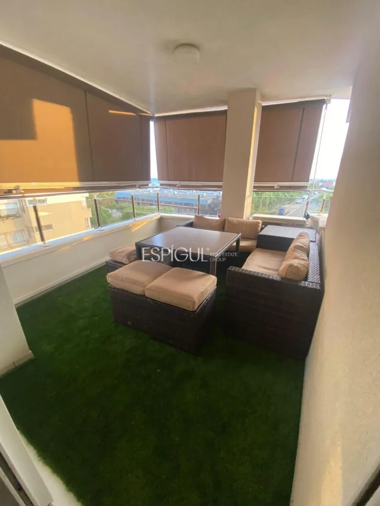 Appartement rénové avec terrasse, vue sur la mer, piscine et place de parking à La Xinesca