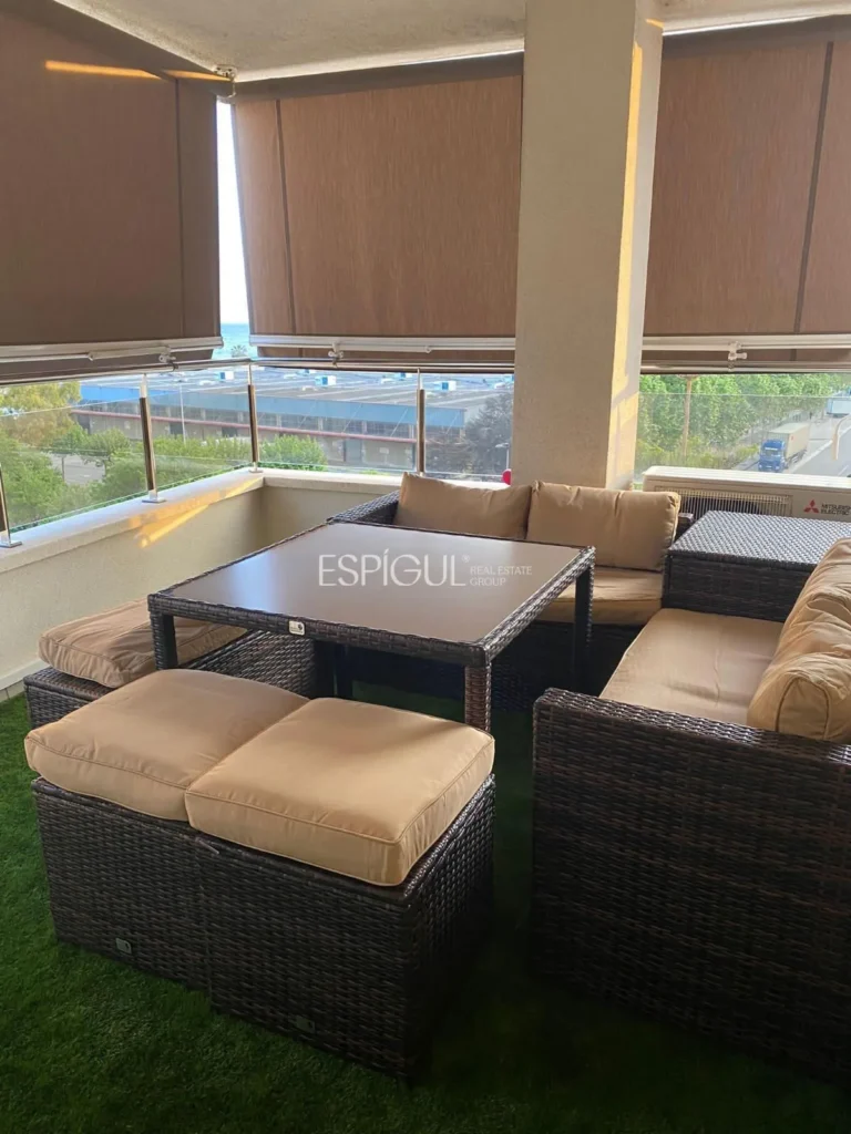 Appartement rénové avec terrasse, vue sur la mer, piscine et place de parking à La Xinesca