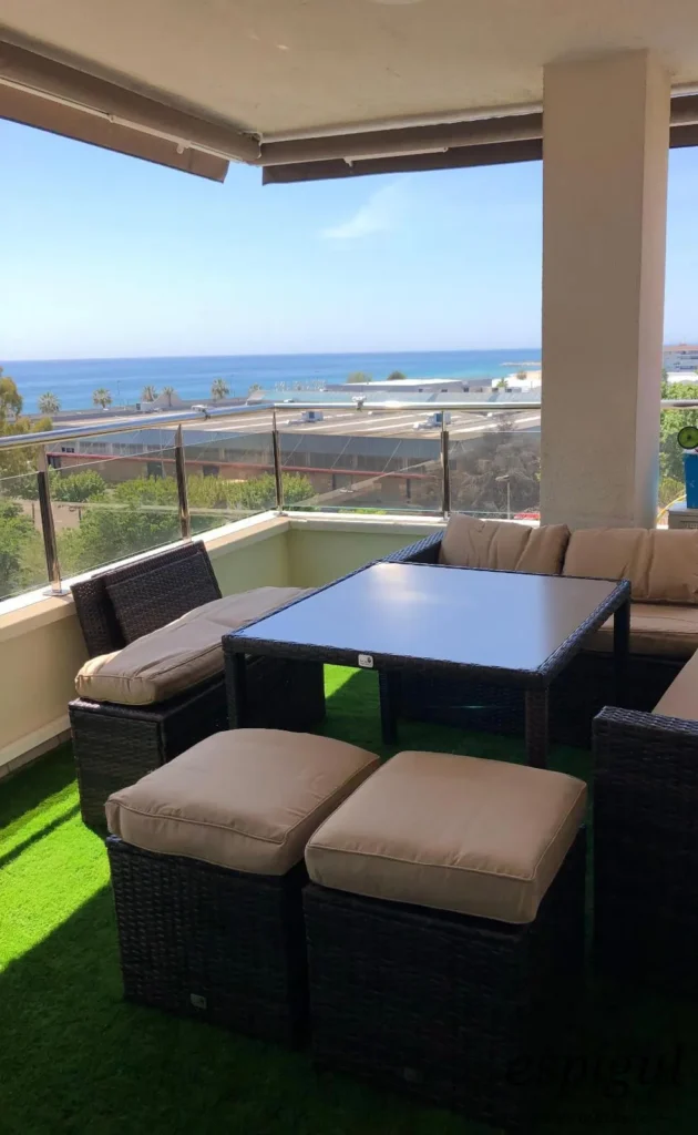 Bright refurbished apartment with terrace, sea views, pool and parking space in La Xinesca