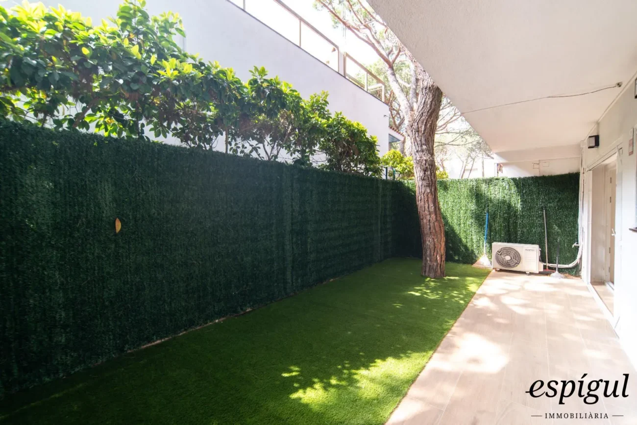 Planta baixa reformada amb jardí privat a 250m de la Platja