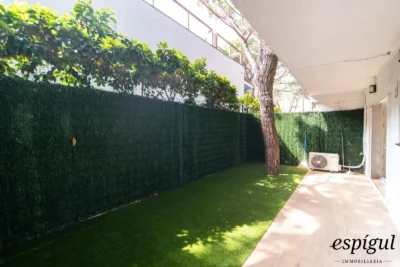 Planta baixa reformada amb jardí privat a 250m de la Platja