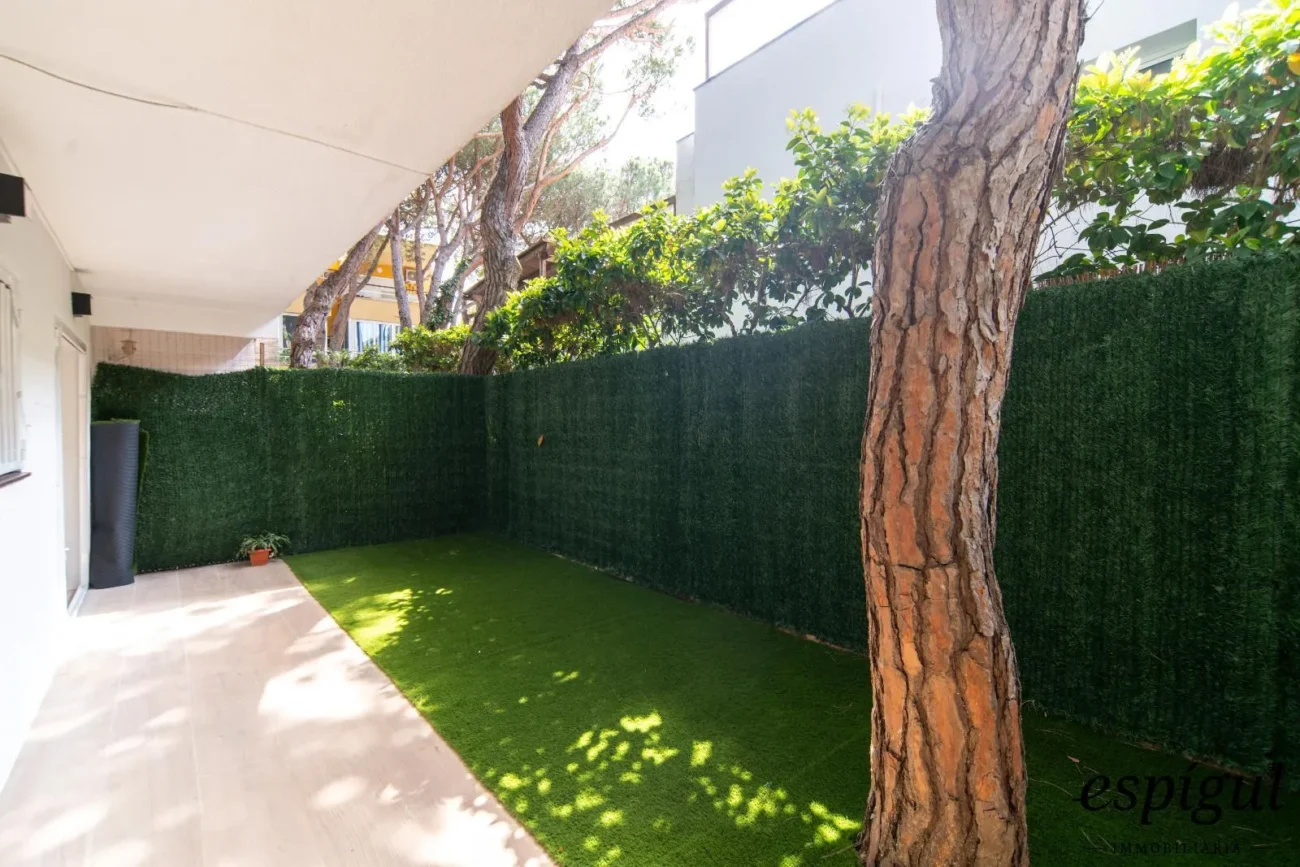 Planta baixa reformada amb jardí privat a 250m de la Platja