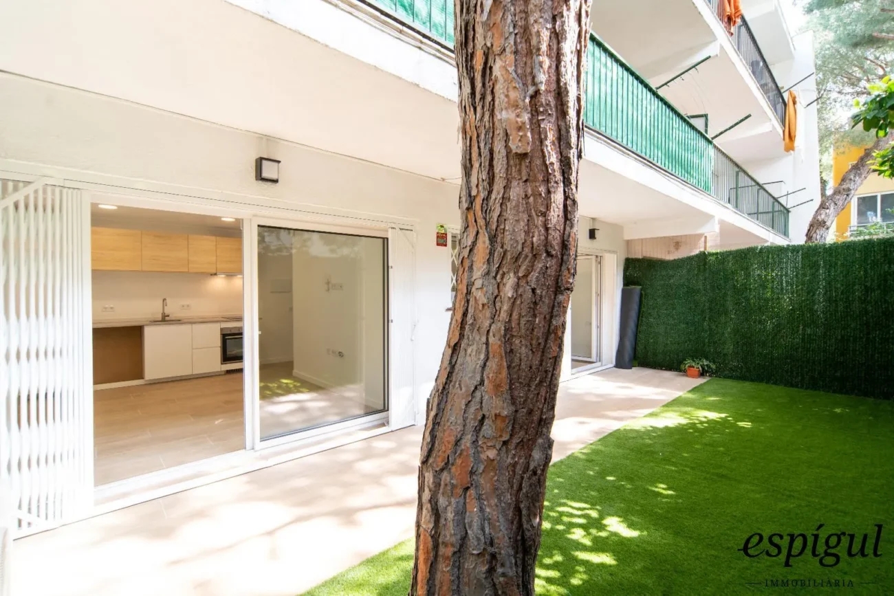 Planta baixa reformada amb jardí privat a 250m de la Platja