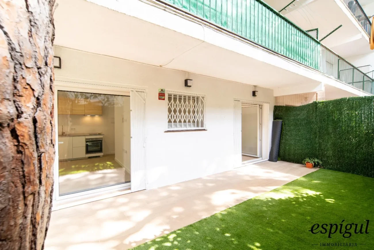 Planta baixa reformada amb jardí privat a 250m de la Platja