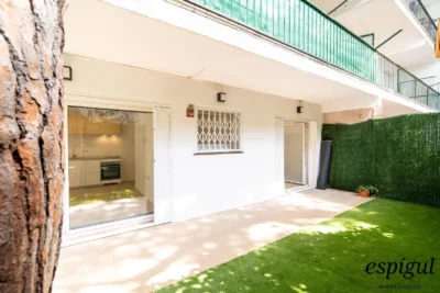Planta baixa reformada amb jardí privat a 250m de la Platja